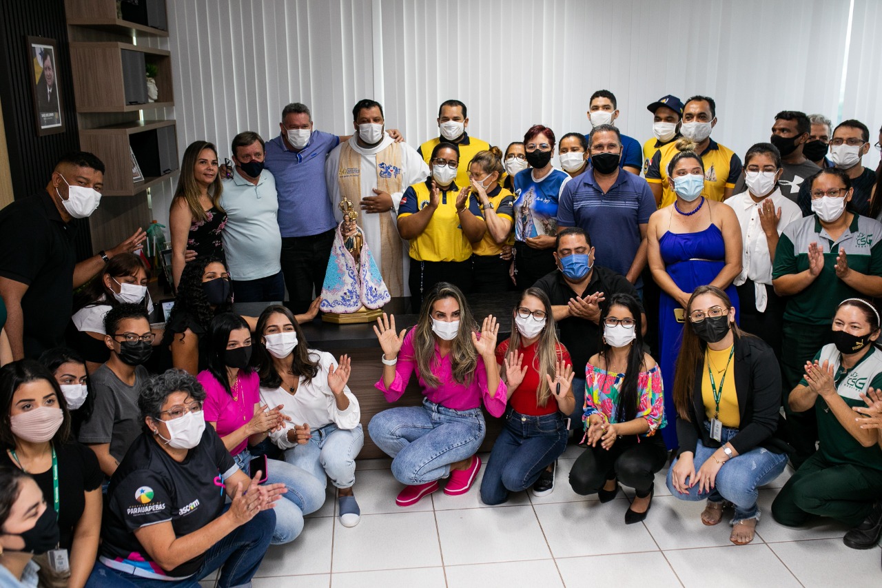 Imagem peregrina de Nossa Senhora de Nazaré visita servidores do Centro Administrativo de Parauapebas