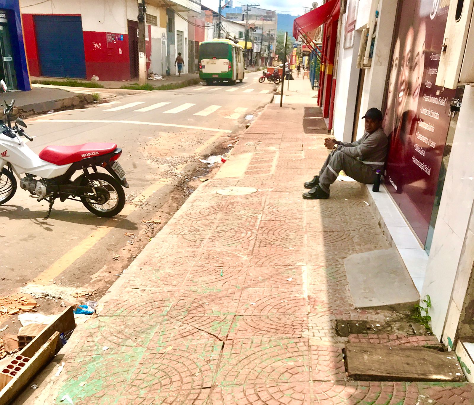  População sofre com retirada de abrigo de ponto de ônibus