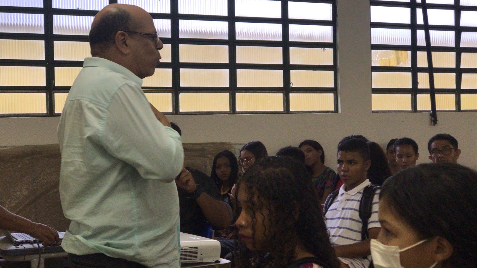 Alunos da escola Antônio Matos assistem palestra com psicólogo de São Paulo