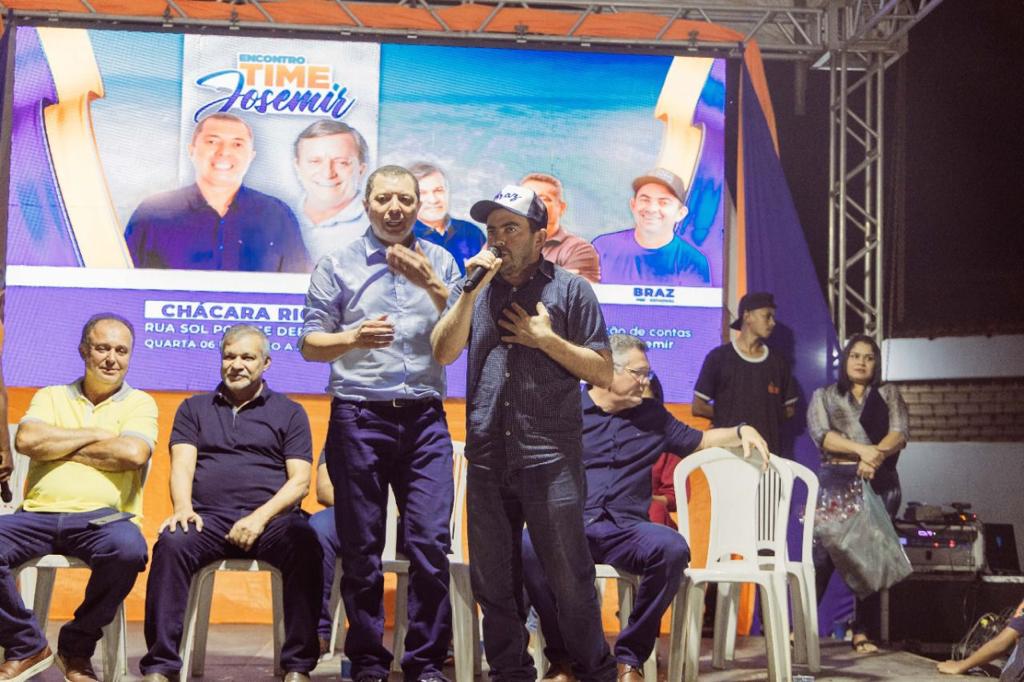 Centenas de pessoas prestigiam Braz e Keniston em prestação de contas de Josemir