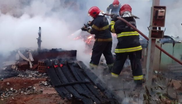 BR-316: incêndio em entulho atinge empresa em Marituba