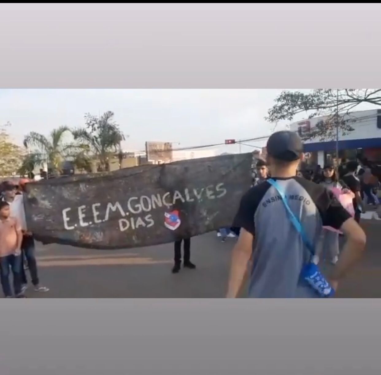 Estudantes de Parauapebas fazem manifestação para reivindicar melhorias na infraestrutura e contratação de professores