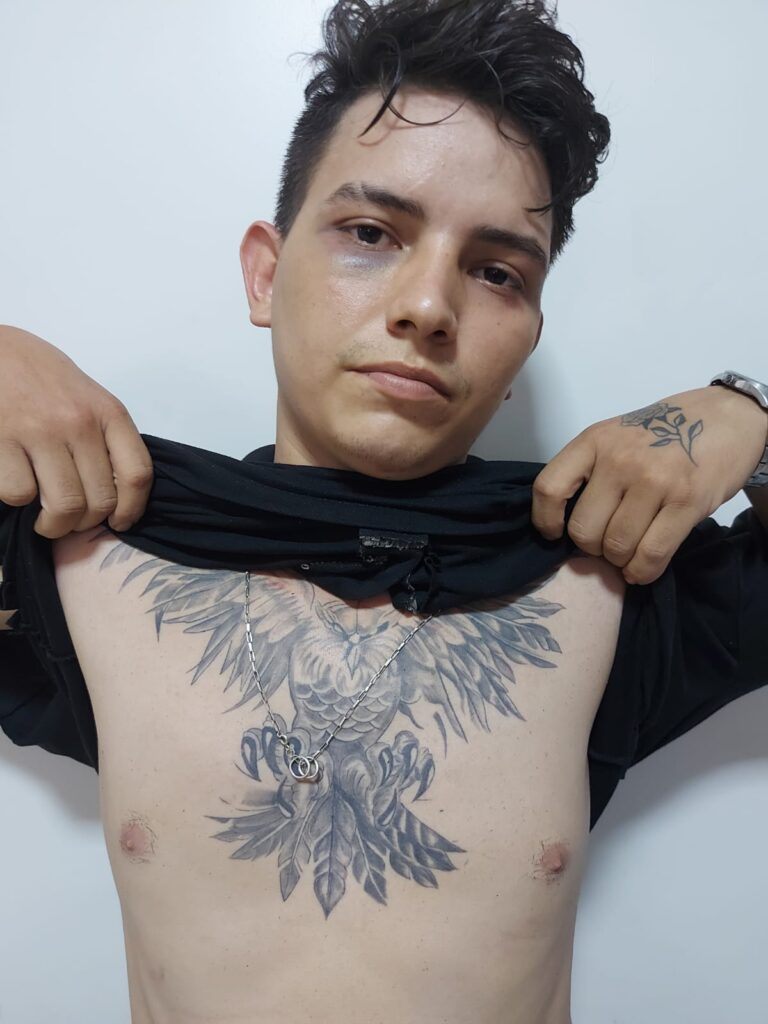 Integrante de facção é preso por tráfico de drogas; o suspeito mordeu o celular que tinha até danifica-lo ao ser abordado