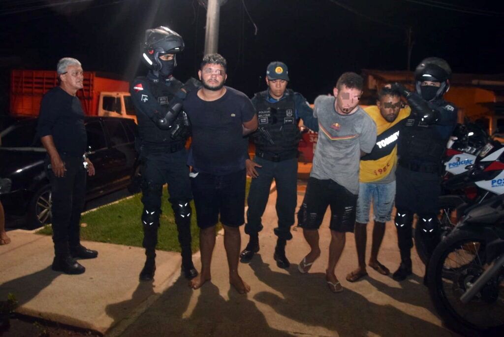 Trio acusado de assaltar loja de celulares é preso