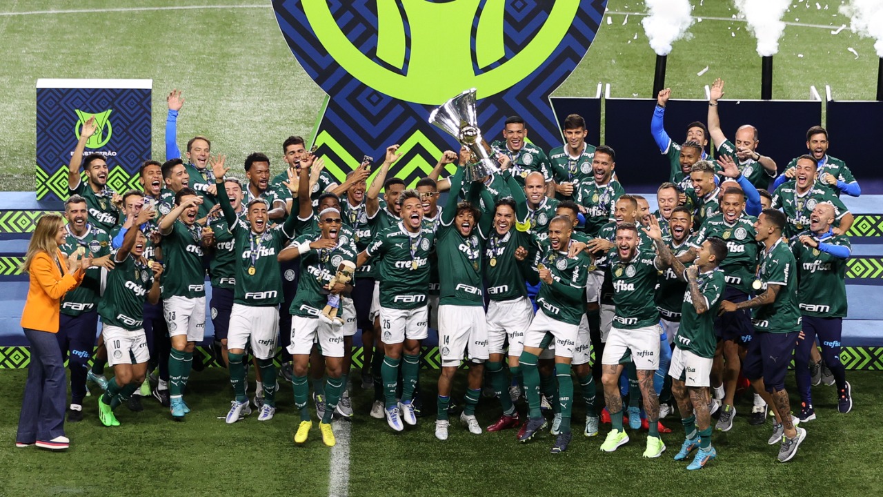 Palmeiras vence América-MG e recebe troféu de campeão Brasileiro; Flamengo empata com lanterna e Atlético-Go corre risco de rebaixamento