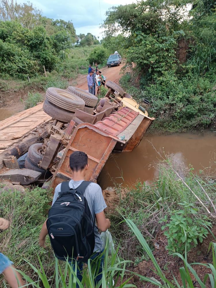 Eldorado do Carajás; Caminhão cai de ponte e moradores temem ficarem ilhados