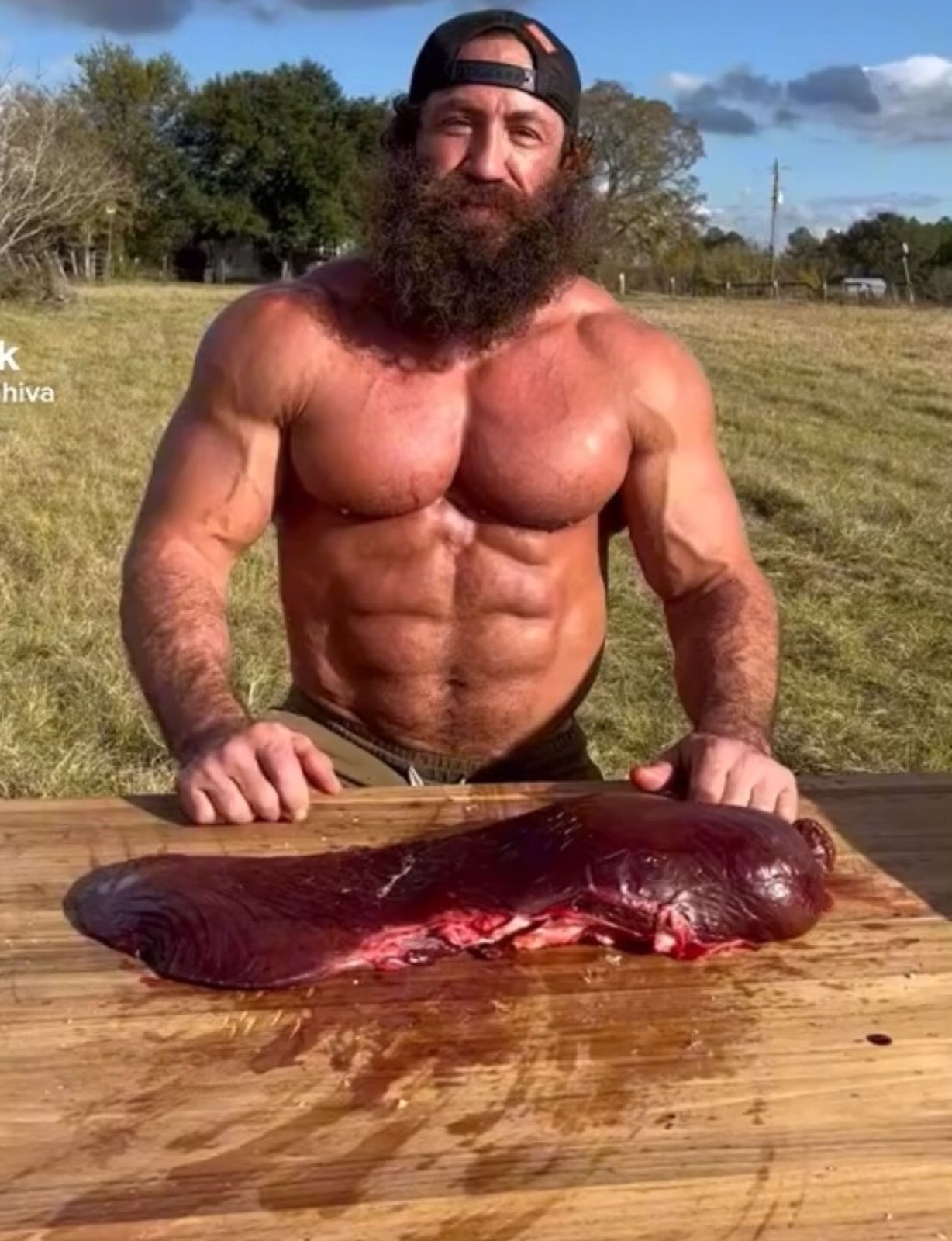 Fisiculturista que comia fígado cru é desmascarado