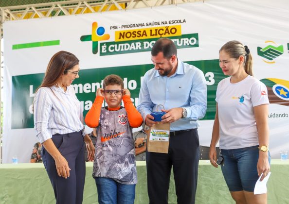 Saúde na Escola: Canaã inicia entrega de óculos para alunos da rede pública