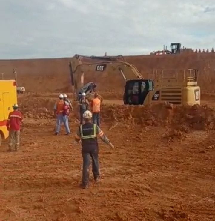 Operador esmaga homem em banheiro químico com retroescavadeira no oeste do Pará