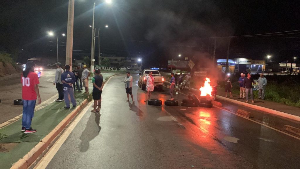 Manifestantes interdiram rotatória de entrada para Palmares Sul em Parauapebas