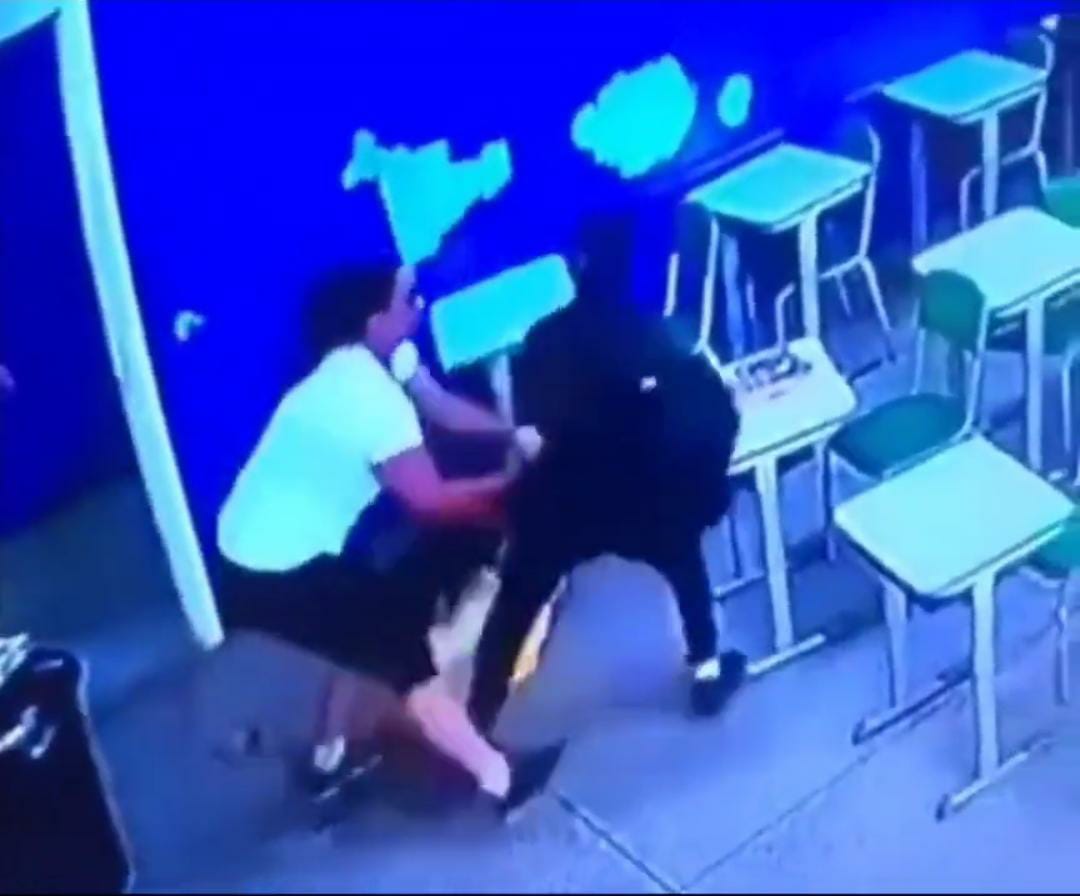 Adolescente esfaqueia quatro professoras e um aluno em ataque a escola; vídeo mostra adolescente sendo imobilizado por professora