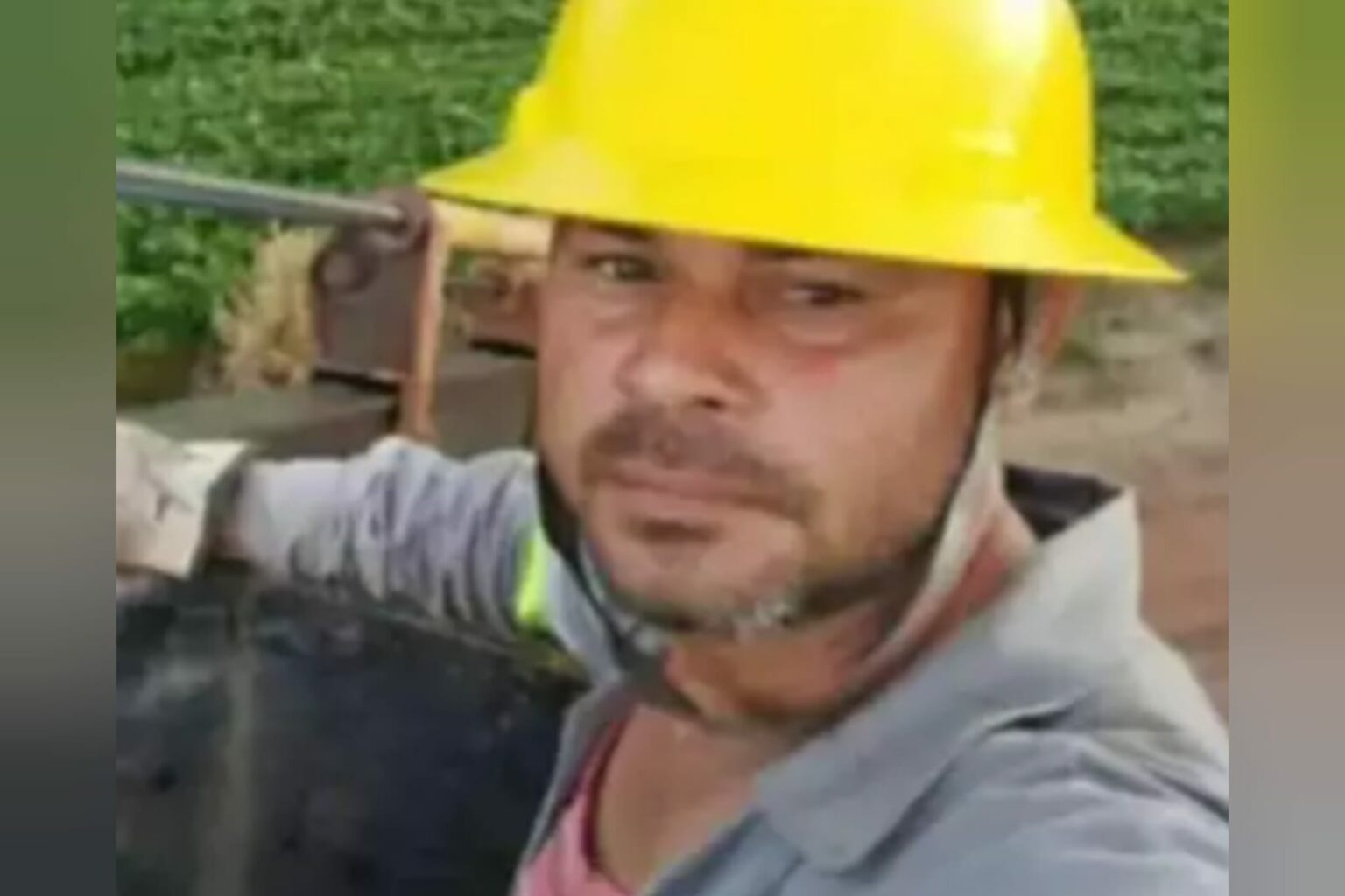 Poste de energia elétrica cai por cima de eletricista em Tailândia