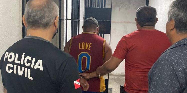 Homem é preso após tentar matar companheira e ameaçar a filha de 6 anos