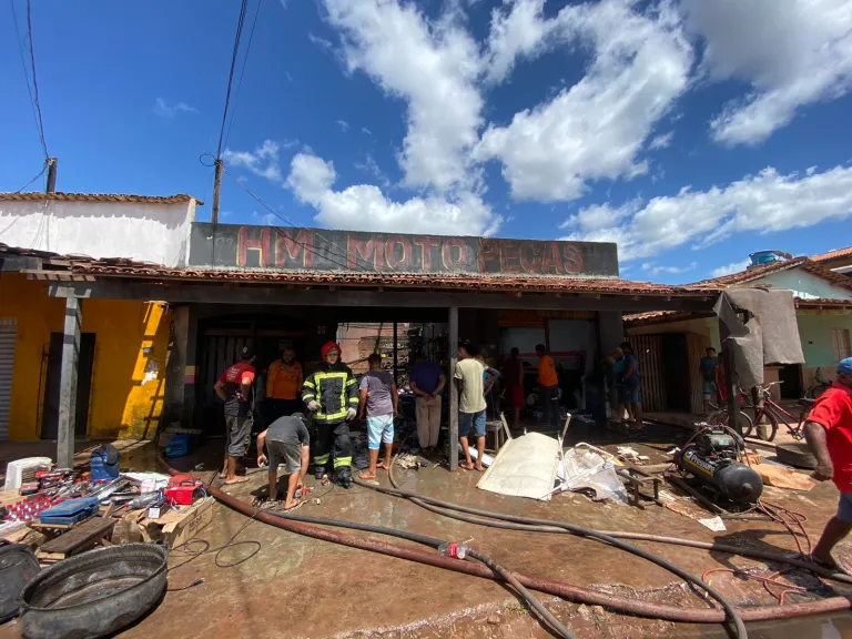 Incêndio destruiu uma oficina de motos em Tailândia