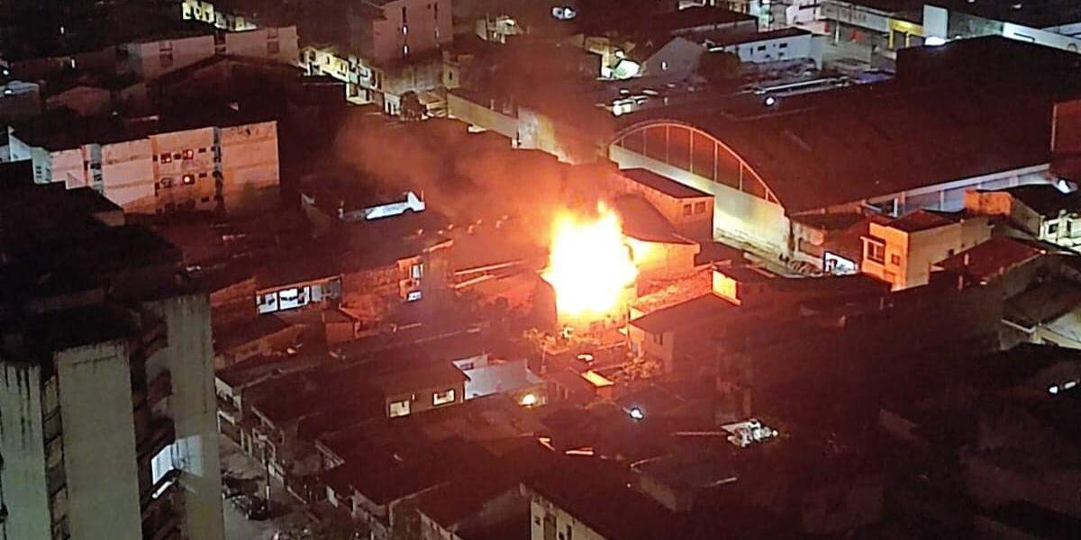 Incêndio atinge residência, em Belém