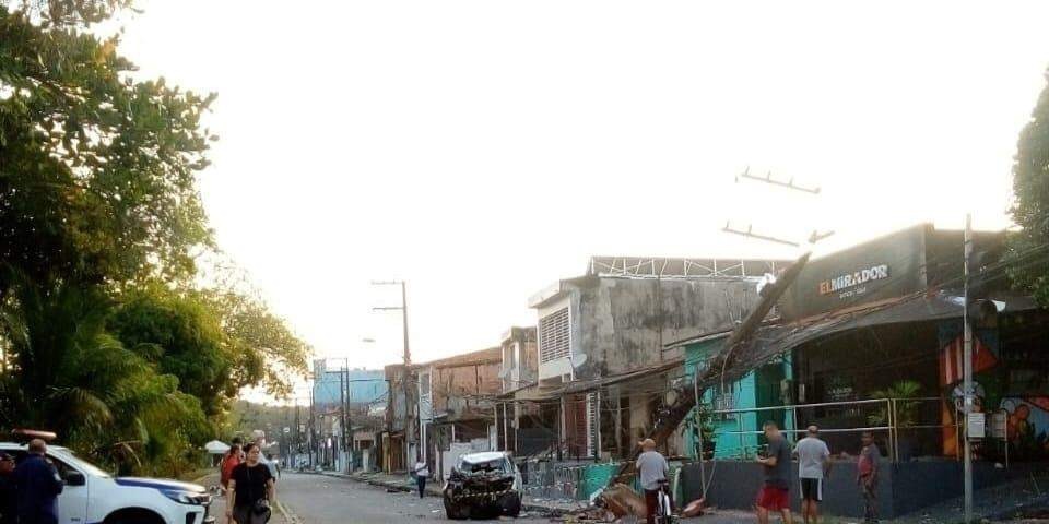 Homem perde o controle do veículo e colide com poste em Belém