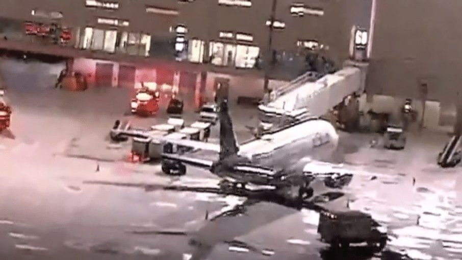 Voo passa por turbulência severa e deixa 8 pessoas hospitalizadas no Equador