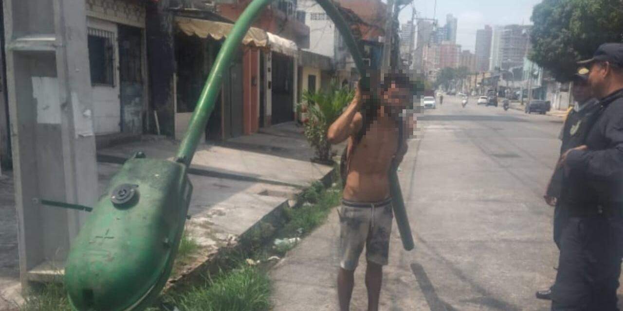 Homem furta poste de iluminação pública, em Belém