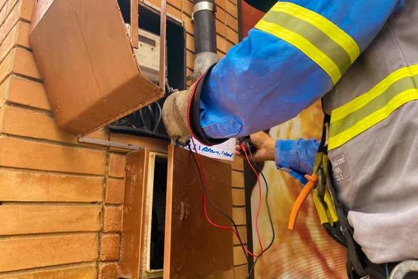 Conheça os riscos de realizar ligações clandestinas