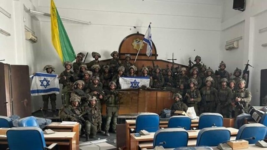Exército de Israel invade e implode parlamento de Gaza