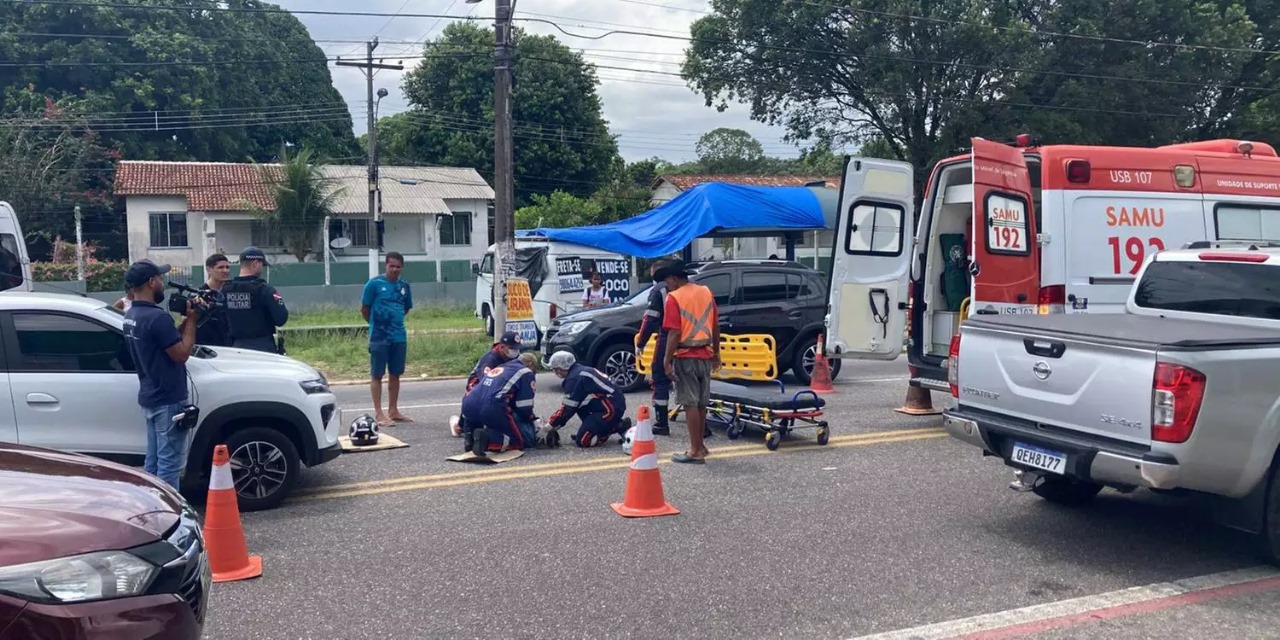 Carro de passeio atinge casal em motocicleta, em Belém