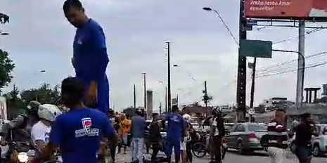 Belém: Mulher trans em suposto surto é atropelada por moto