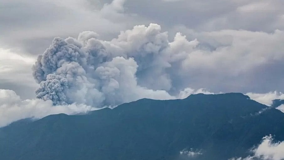 Vulcão entra em erupção na Indonésia