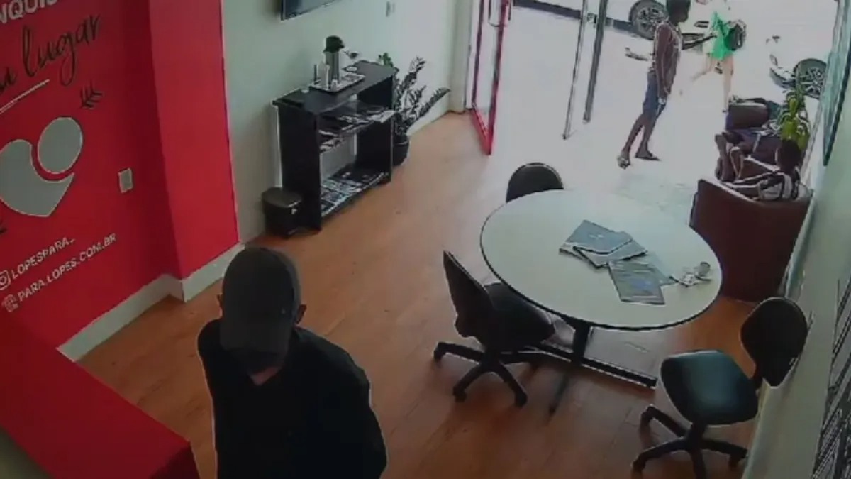 Homem usa crianças em assalto a imobiliária