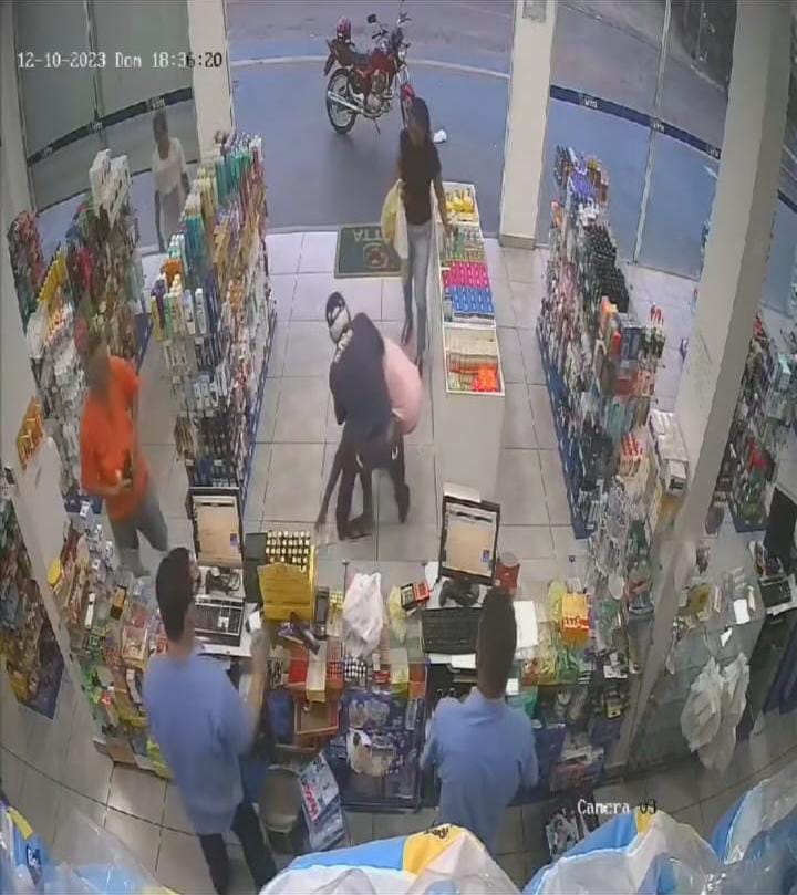 Idoso de 81 anos imobiliza bandido dentro de farmácia; confira o vídeo