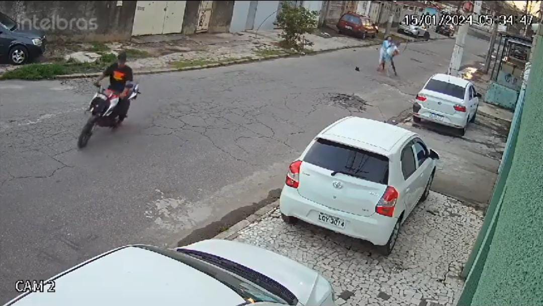 Vítima de assalto e moradores avançam contra criminosos com pedaços de madeira; confira o vídeo