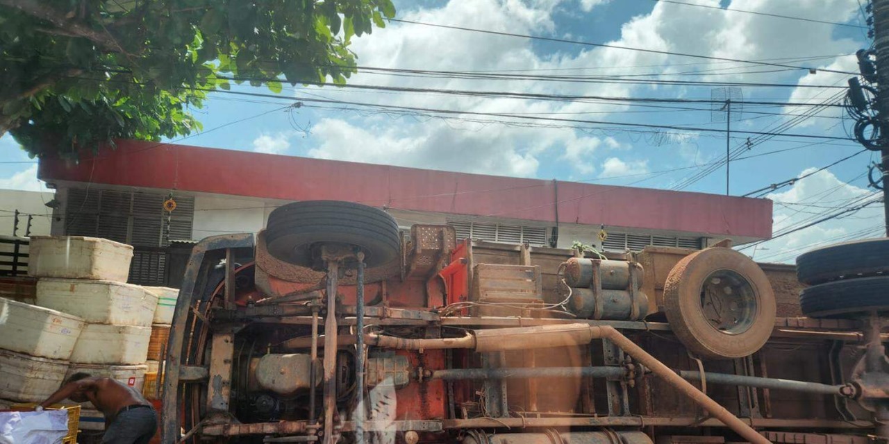 Belém: Caminhão tomba na Tv. Enéas Pinheiro