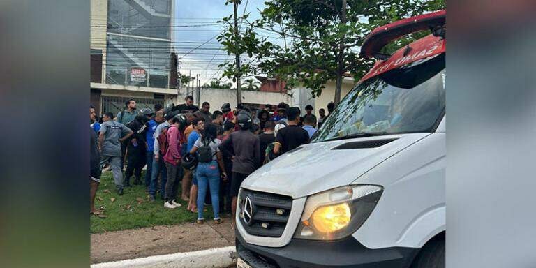 Motociclista morre ao colidir com ônibus e ser arremessado contra árvore, em Marabá