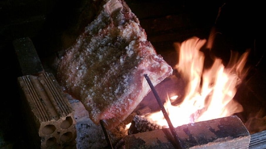 Polícia investiga jovens por churrasco em obra de arte