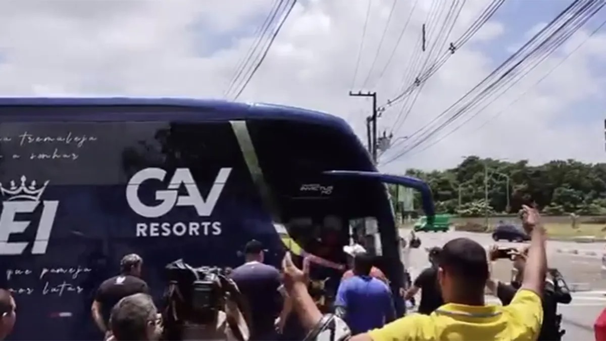 Polícia escolta Clube do Remo no desembarque a Belém