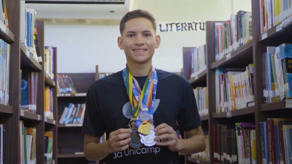 Parauapebas: ex-aluno da Escola Carlos Henrique ganha bolsa em universidade no Rio de Janeiro