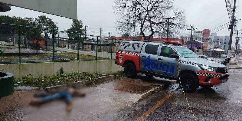 Homem é encontrado morto em calçada
