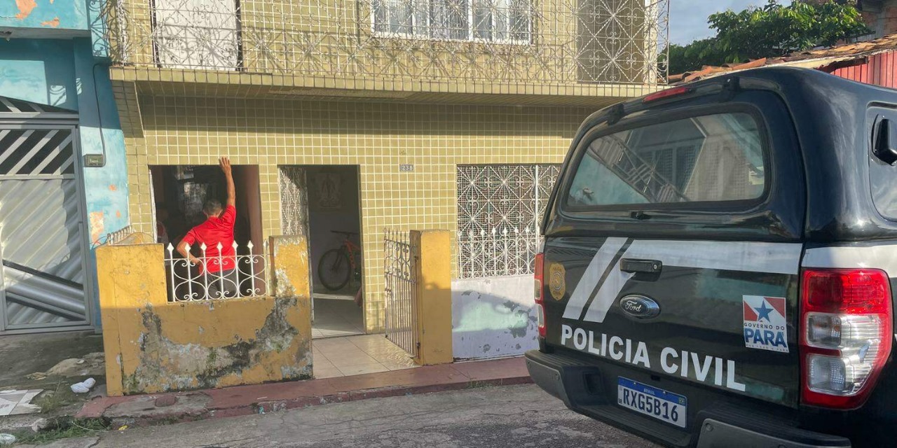 Mulher é encontrada morta dentro de casa; polícia procura pelo companheiro dela
