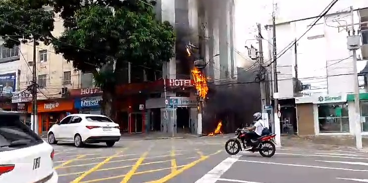 Poste pega fogo e causa correria na Avenida Presidente Vargas