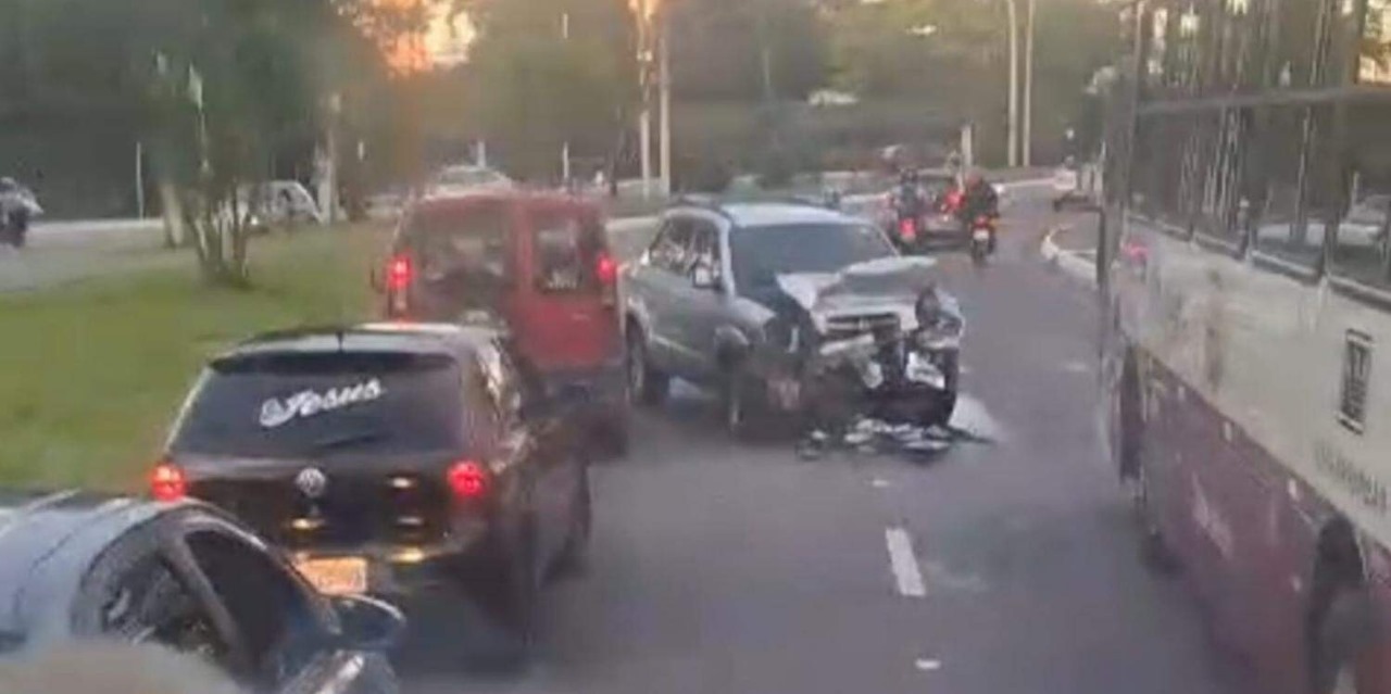 Acidente entre veículos deixa feridos e prejudica o trânsito