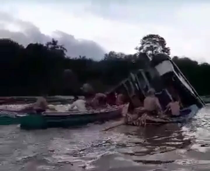 Balsa com caminhão-tanque de combustível naufraga no Pará; confira o vídeo