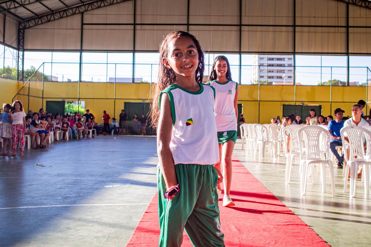 Uniformes e kits escolares começam a ser distribuídos aos mais de 50 mil estudantes da rede municipal de ensino de Parauapebas