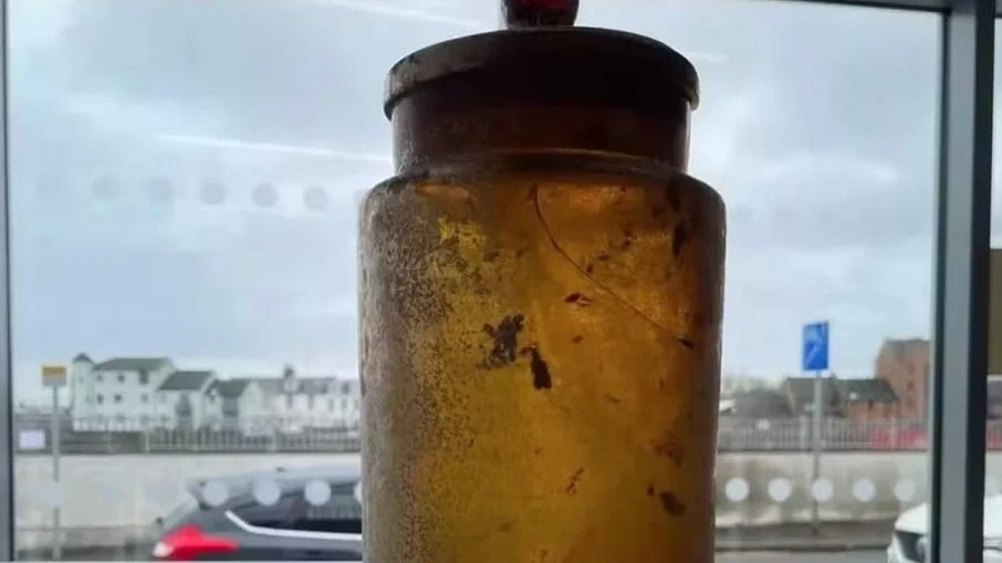 Cápsula do tempo de 100 anos é descoberta durante demolição de escola