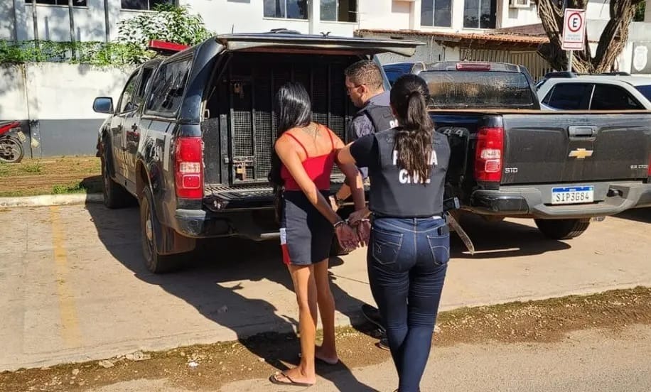 Mulher é presa por suspeita de matar enteado a tiros