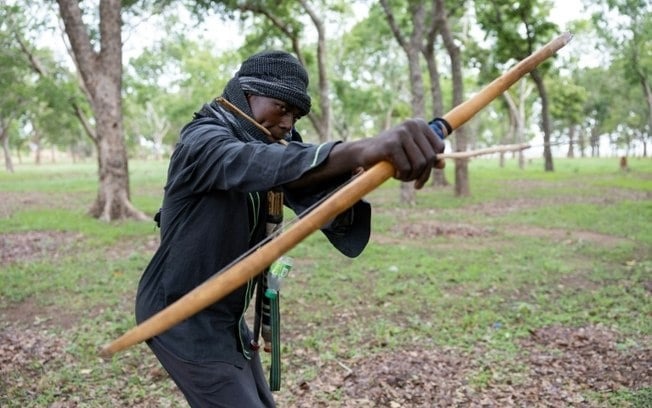 Moradores do Chade combatem com arcos e lanças grupos de sequestradores
