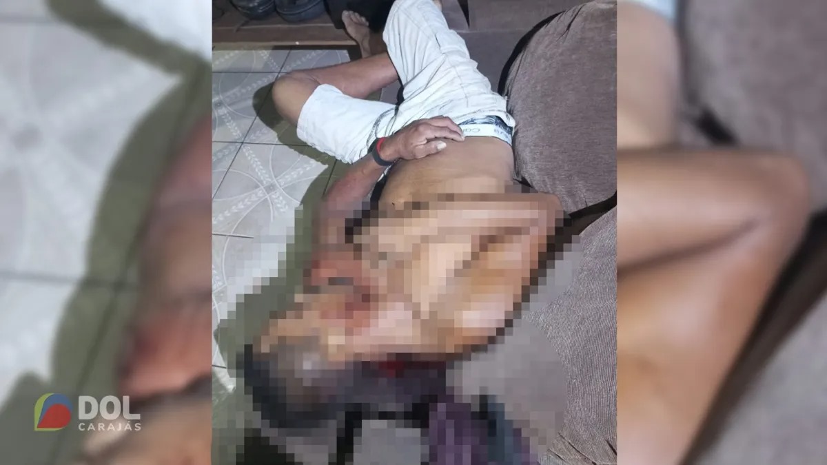 Homem é executado no sofá de casa