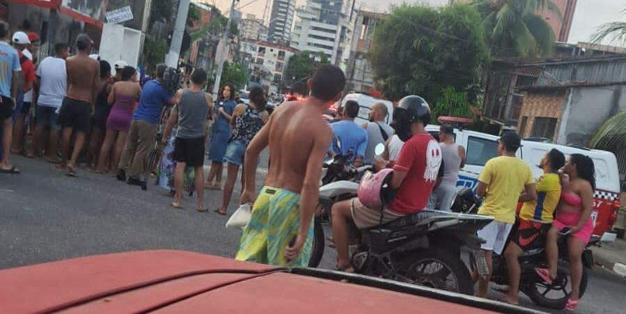 Adolescente é morto a tiros no meio da rua e outro fica ferido