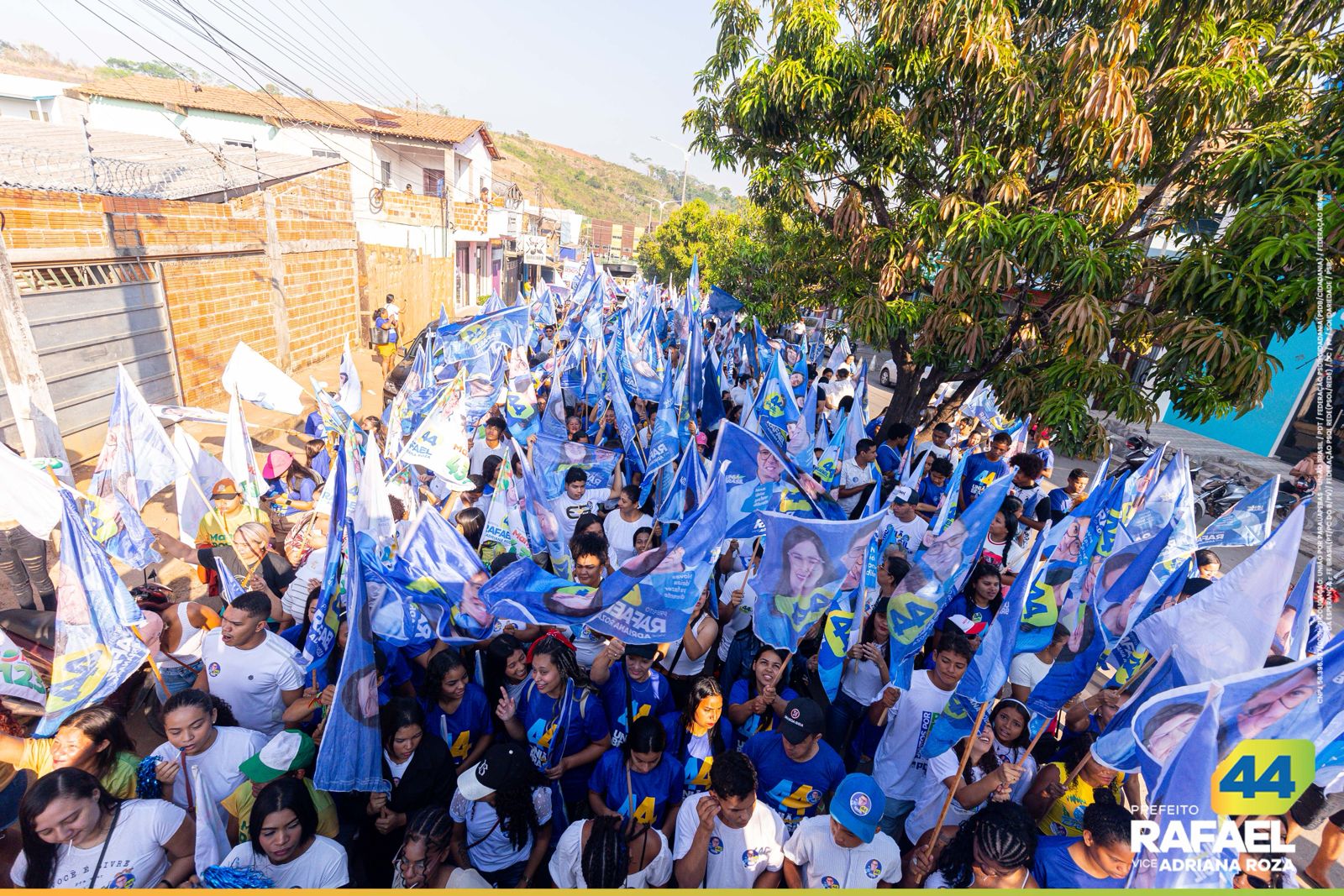 Rafael 44 faz caminhada e defende fim da violência