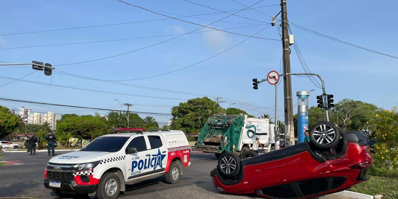 Após colisão com caminhão de lixo, carro particular capota