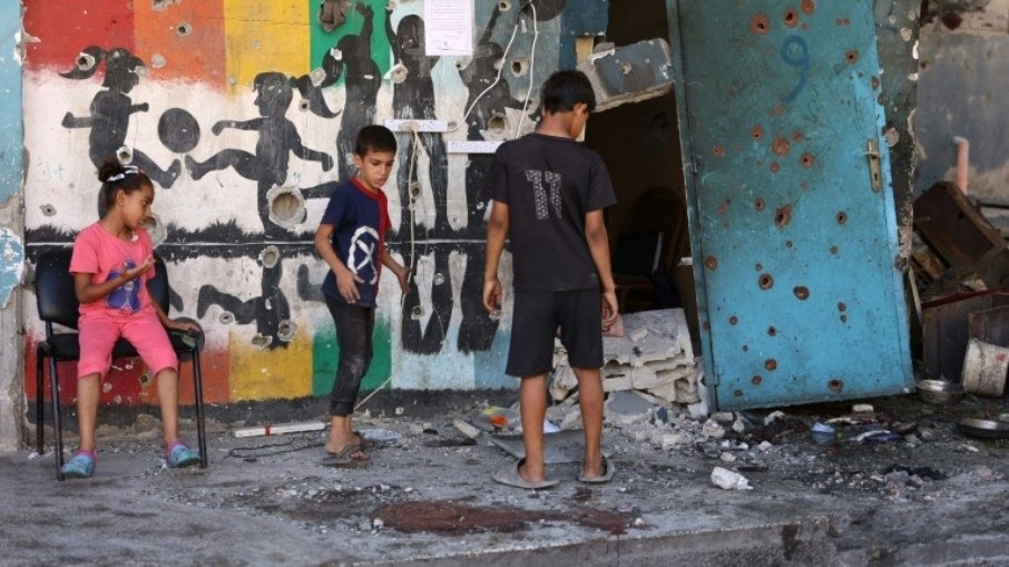 Ataque israelense mata 22 em escola usada como abrigo em Gaza
