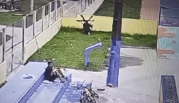 Homens picham praça em Belém e são encaminhados à polícia pela Guarda Municipal